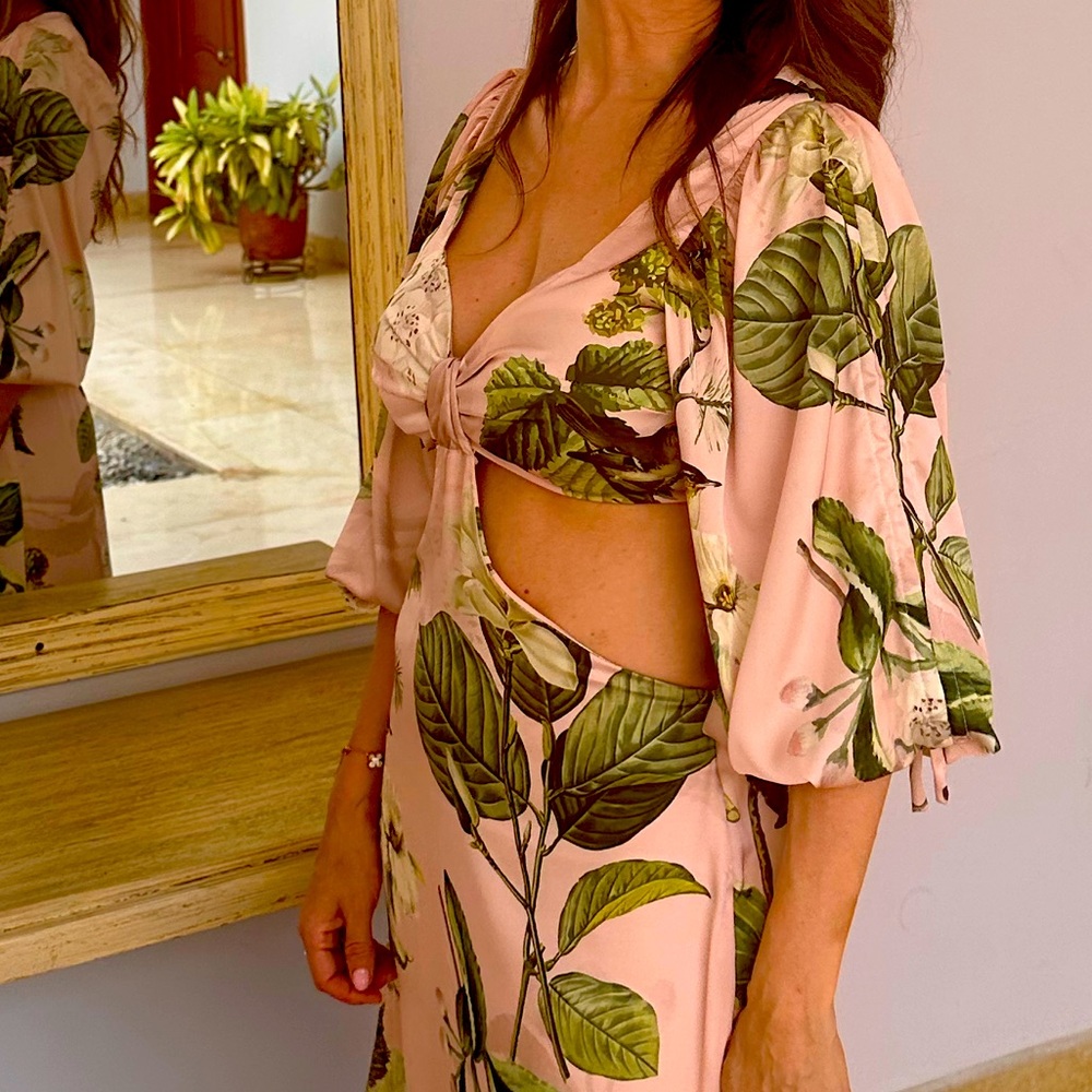 Beautiful baby pink dress with green leaves and a touch of small hummingbirds.